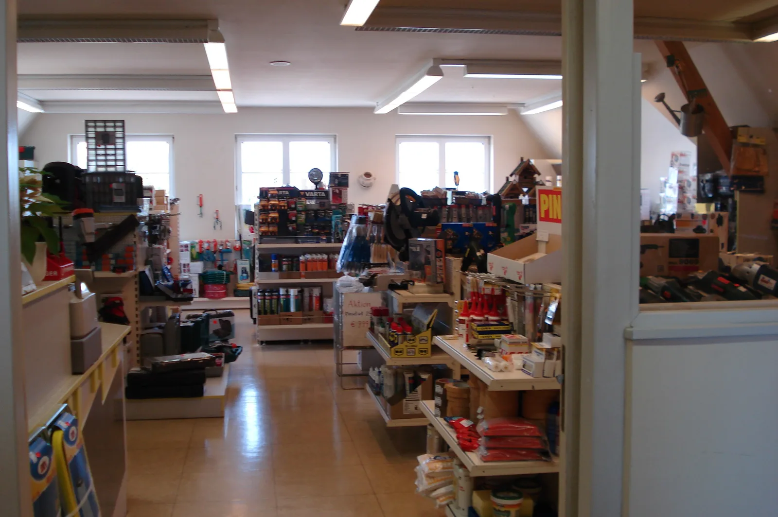 Blick durch den Eingang in den Verkaufsraum des Werkzeugmarkts