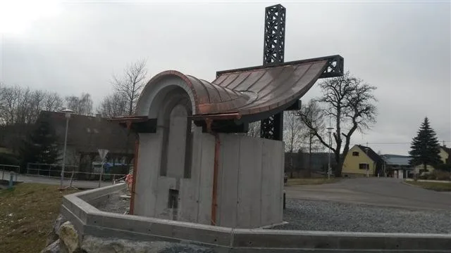 Kapelle Arndorf von außen, Tonnendach mit Kreuz über dem gepflasterten Vorplatz