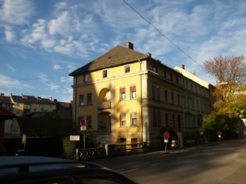 Das Eckhaus in der Schillerstraße vor dem Umbau, mit dem alten Dach