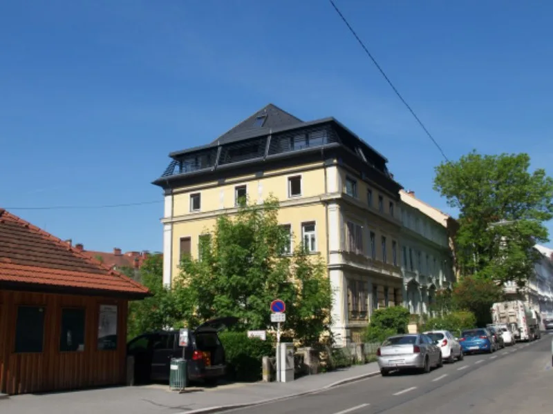 Dasselbe Eckhaus nach dem Umbau, Straßenansicht mit neuer dunkler Dachdeckung